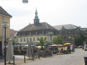 Als Sachverständige für Immobilienbewertung erstellen und prüfen wir für Sie Verkehrswertgutachten in Emmendingen. Wir ermitteln unabhängig und fair den Marktwert Ihrer Immobilie in Emmendingen und dem Umland. Sie erhalten professionelle und ausführliche Immobiliengutachten. Diese werden unter Berücksichtigung der gesetzlichen Vorgaben marktkonform angefertigt. Selbstverständlich arbeiten wir für Malterdingen und die Regio auch Kurzgutachten für private Zwecke aus. Darüber hinaus beraten wir Sie kostenlos und unverbindlich bei inhaltlichen Fragestellungen zu Ihrer Immobilie. Wir ermitteln für Sie den aktuellen Verkehrswert und den erzielbaren Marktpreis. Sie erhalten von uns damit eine realistische Einschätzung, welcher Verkaufspreis bei Ihnen vor Ort am Markt erzielbar ist.